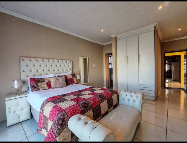 6 BEDROOM HOUSE FOR SALE IN THREE RIVERS EAST